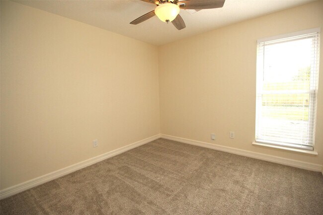 Building Photo - 805 Willow Creek Dr