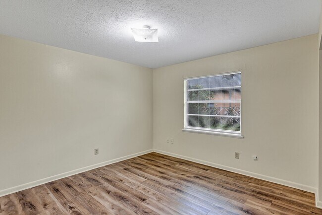 Building Photo - Charming 2-Bedroom Apartment for Rent – Great Location in Ocala! Deposit-Free Move-In Available!