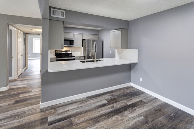 Breakfast bar with new quartz countertops. - 499 Wright St