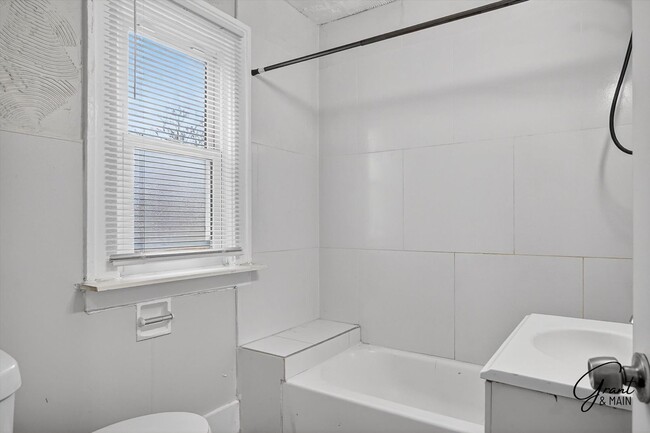 Building Photo - $1300 4 bedrooms