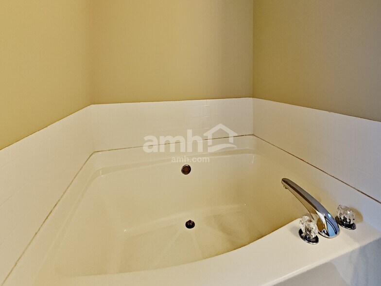 Building Photo - 5135 Thorin Oak Cir