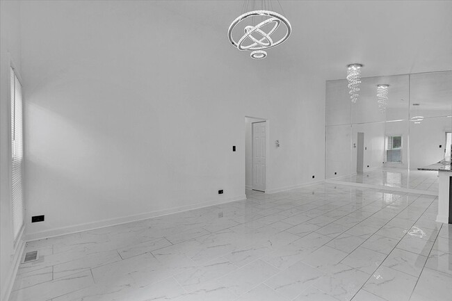 Building Photo - 1645 Estate Cir