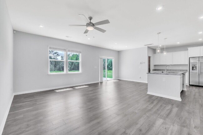 Building Photo - PRICE DROP! Spacious 3BR, 2.5 BA Westbriar...