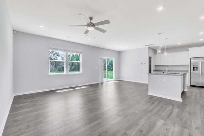 Building Photo - PRICE DROP! Spacious Westbriar Woods Home ...