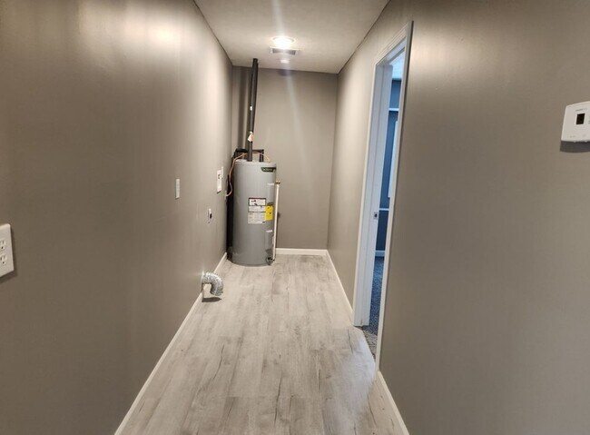 Building Photo - 1009 N Gladstone Ave