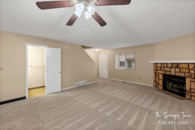 Building Photo - CHARMING 3BD/1.5BA TOWNHOME - NEW CARPET!