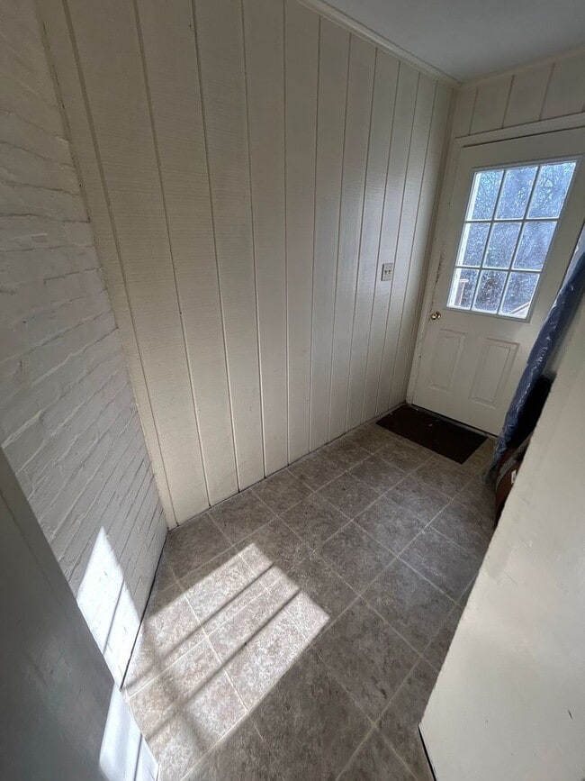 Building Photo - 330 N High St