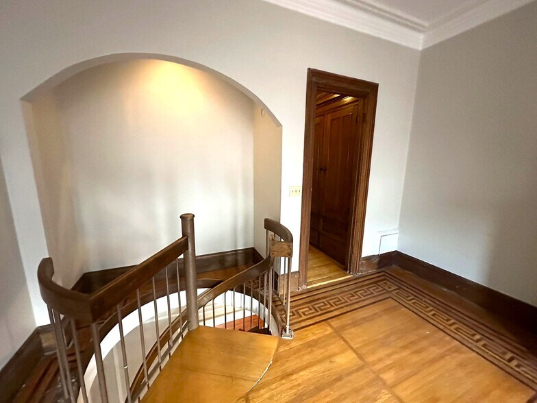 Building Photo - 32 Gloucester St