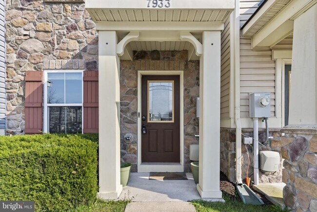 Building Photo - 7933 Trailview Xing