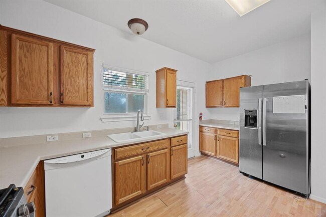 Building Photo - 914 N Creek Blvd