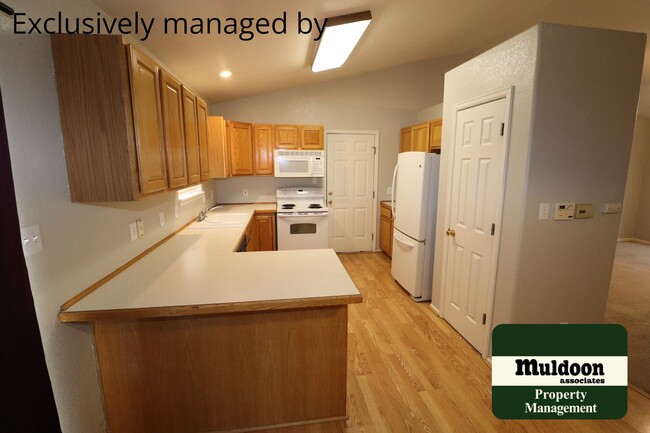 Building Photo - Lovely Pet Friendly Pueblo West home!  Com...