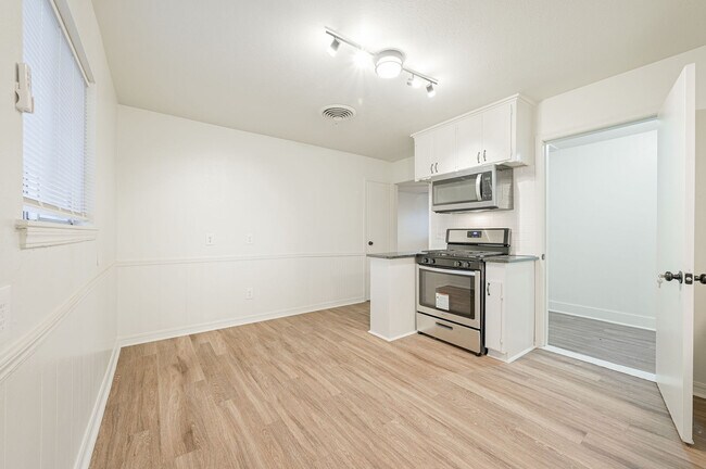Building Photo - 941 NE 28th St
