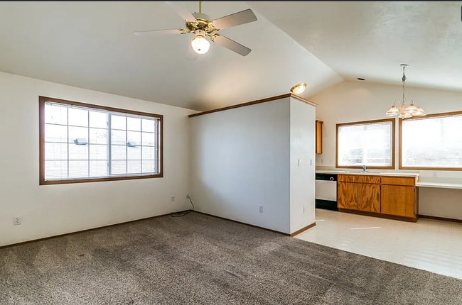 Building Photo - IveJ02