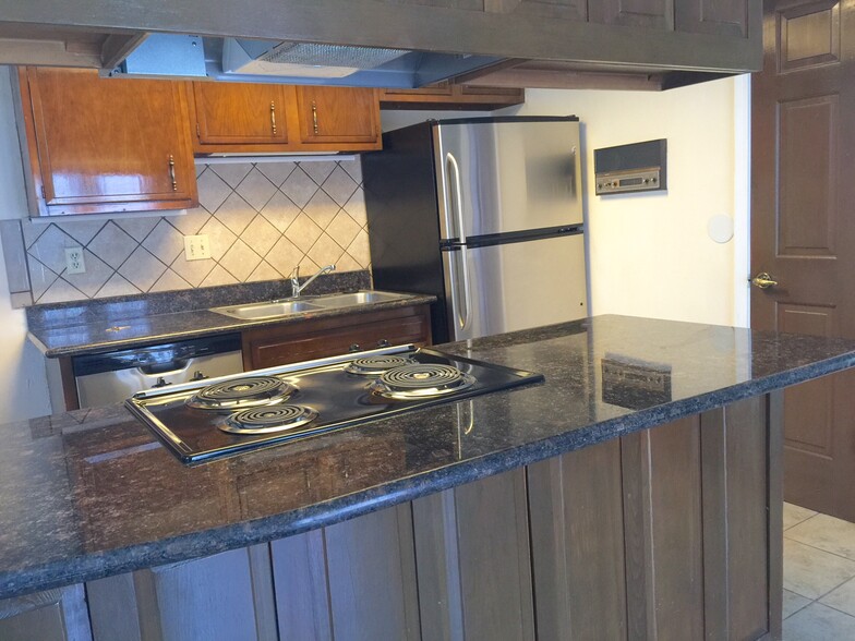 Building Photo - 209 Pine St