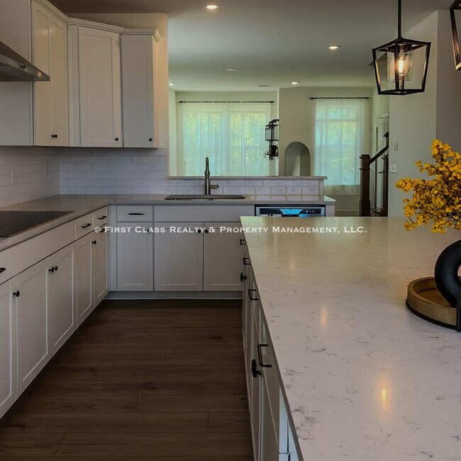 Building Photo - 338 Simeon Dr