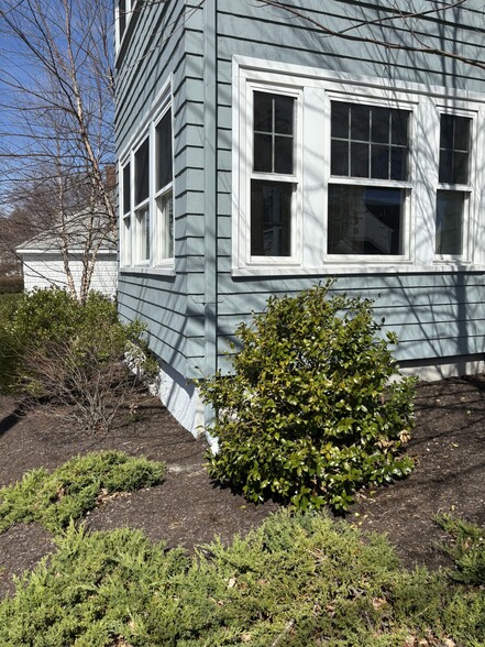 Building Photo - 168 Forest St