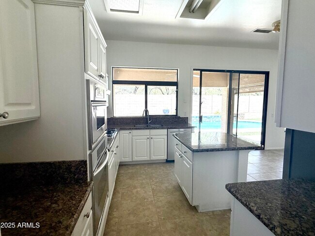 Building Photo - 4208 E Hamblin Dr