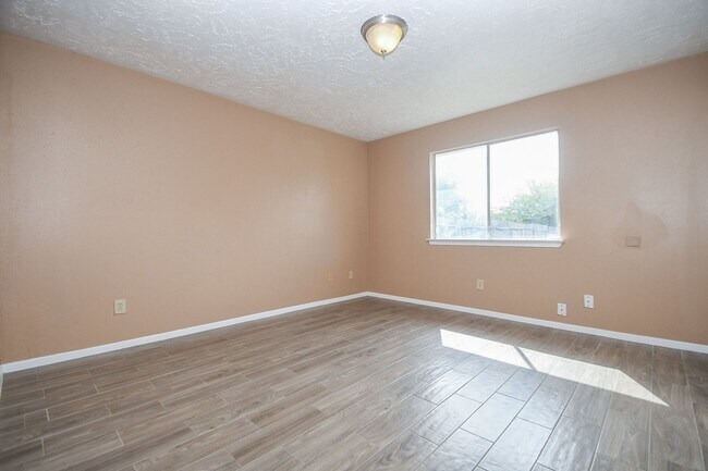 Building Photo - Southwest Houston 2 bedroom Brick Duplex with Private Yard