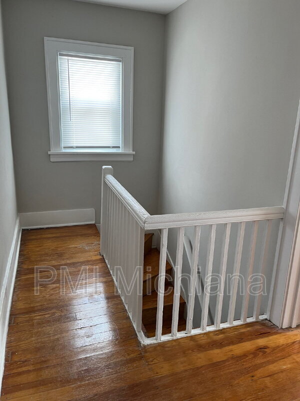 Building Photo - 221 E 8th St