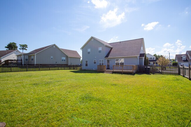 Building Photo - 4 Bedroom 2 Bath