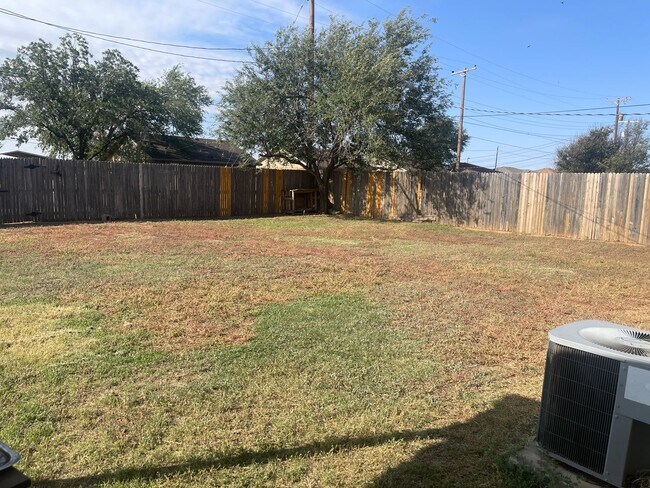 Building Photo - Move in Special! $200 off First Month! Adorable 2 Bedroom with 2 Car Garage Close to Hospitals an...
