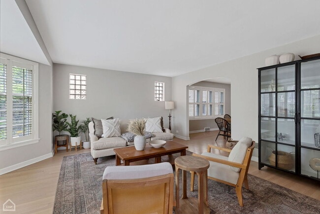 Building Photo - 4550 W Thorndale Ave