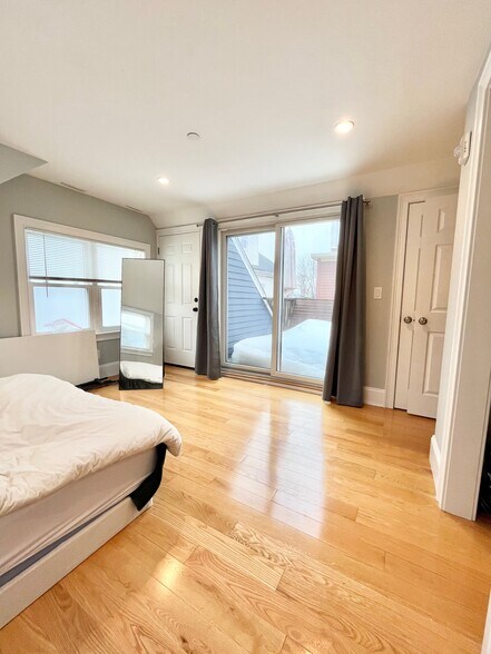 Building Photo - 180 Hillside St