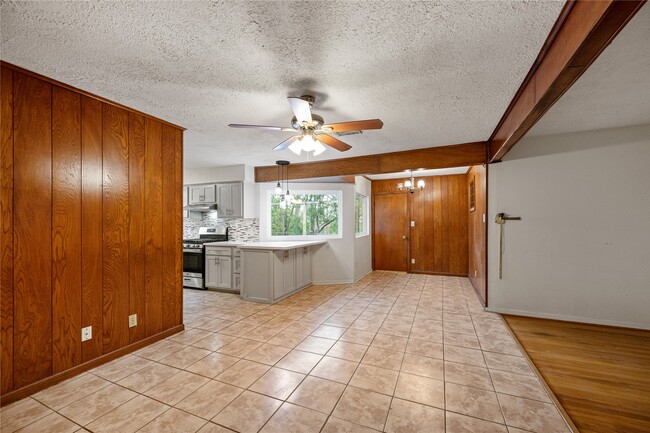 Building Photo - 8110 Bob White Dr