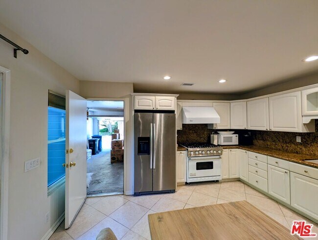 Building Photo - 430 Via Colinas