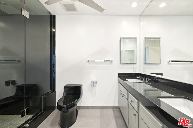 Building Photo - 4267 Marina City Dr