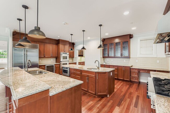 Building Photo - Stunning 5bed/5bath + Office in Prime Kirk...