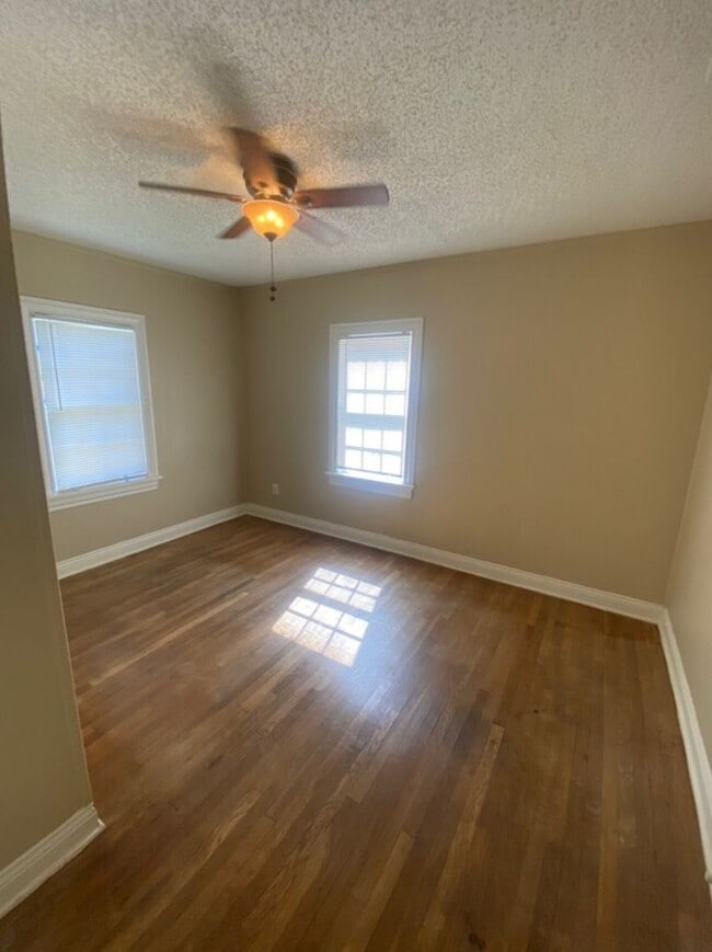 Building Photo - Spacious 2 Bedroom home