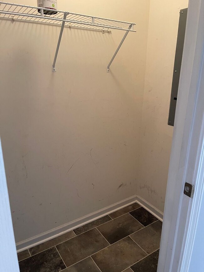 Building Photo - Spacious Townhouse