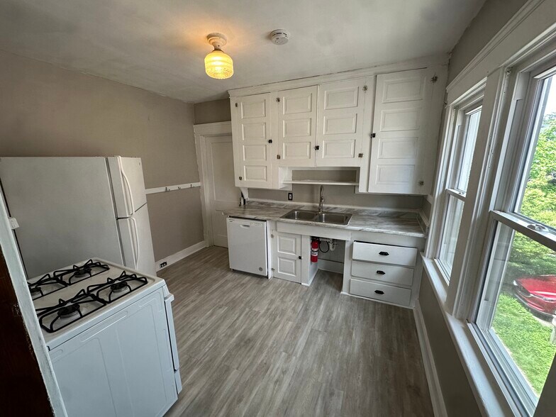 Building Photo - 1302 W 102nd St