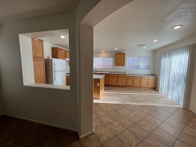 Building Photo - 3 Bedroom / 2.5 Bath Southwest Home