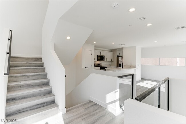 Building Photo - 254 Tower St