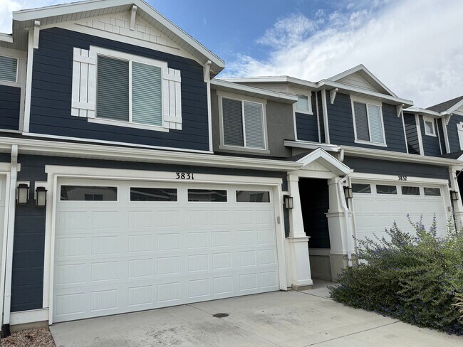 Building Photo - Beautifully Updated 4-Bedroom Townhome in ...