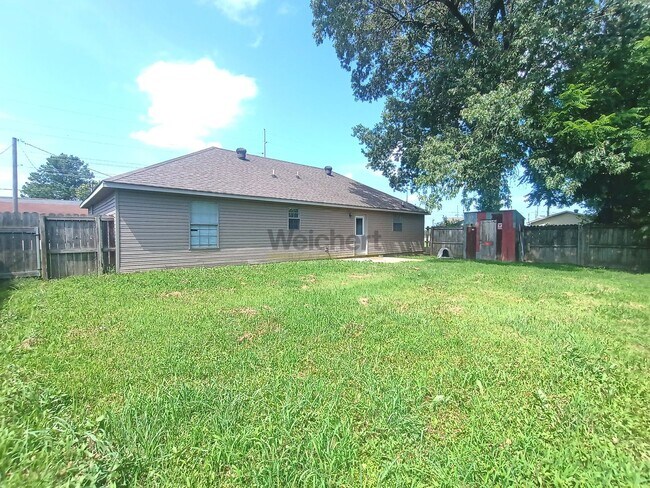 Building Photo - 3Bed/2Bath w/ fenced backyard