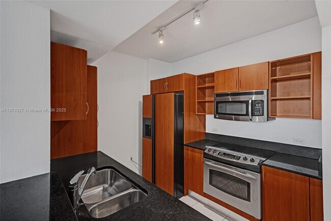 Building Photo - 2775 NE 187th St