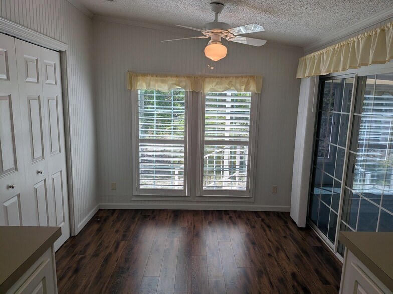 Building Photo - 215 Tiger Lilly Dr