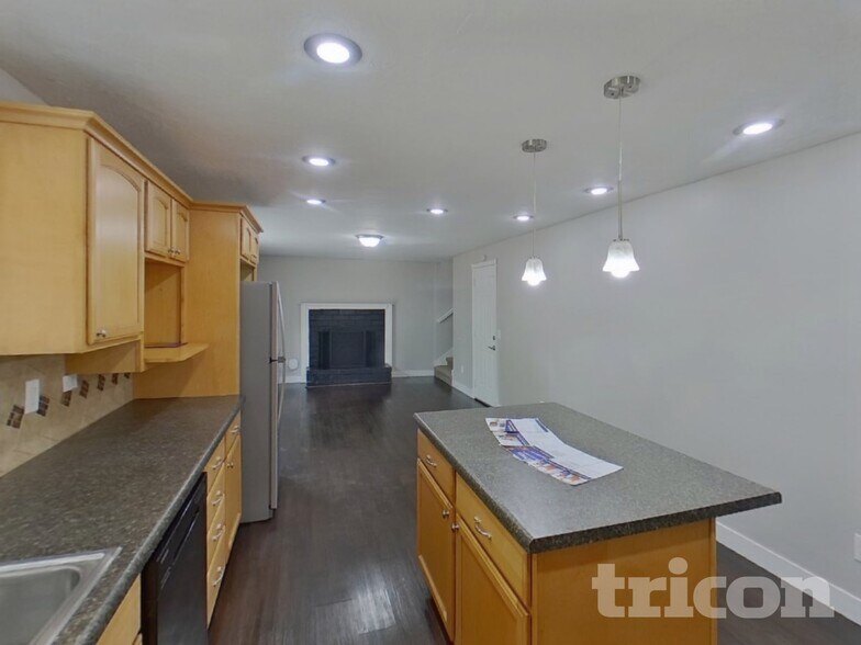 Building Photo - 1457 NE 12th Ave