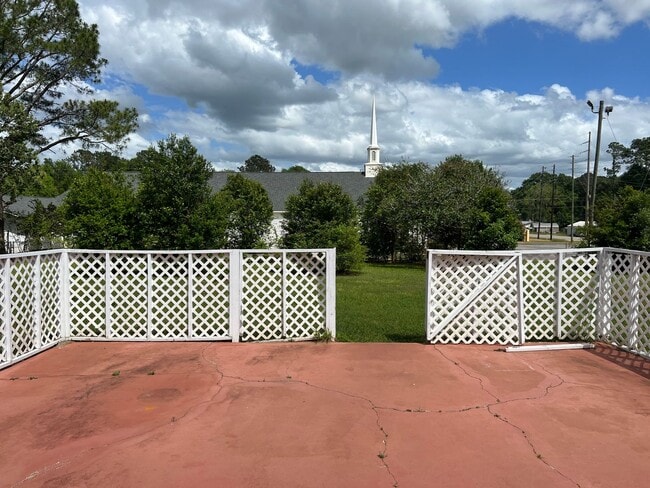 Building Photo - 102 Victoria Dr