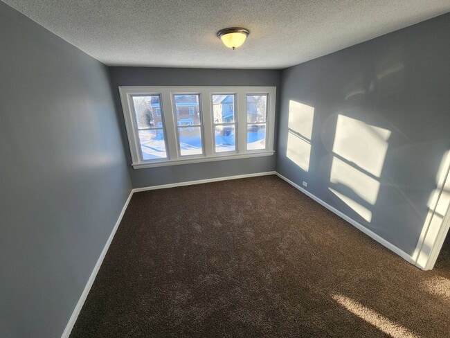 Building Photo - Charming 5-Bedroom Property in Prime Location