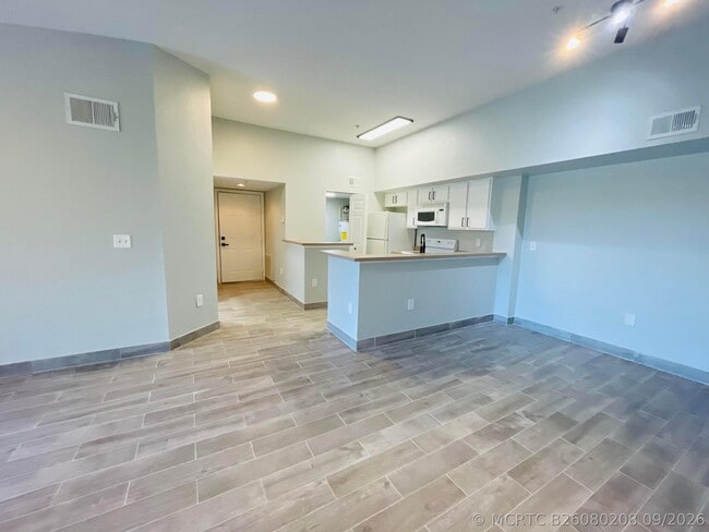 Building Photo - 161 SW Palm Dr
