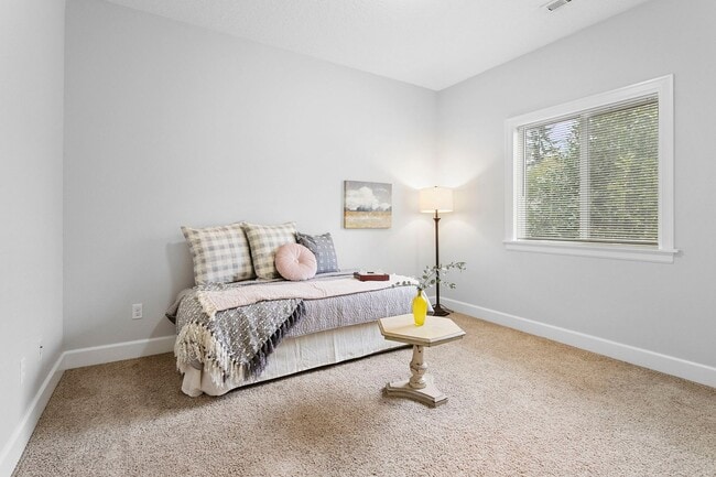 Building Photo - Beautiful 4-bdr/2.5 bath Hillsboro home w/ fireplace near nature area, Intel, Nike, and more