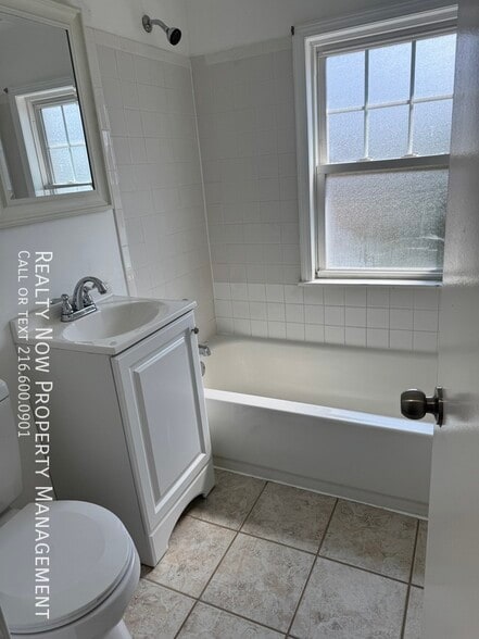 Building Photo - 3373 Colwyn Rd