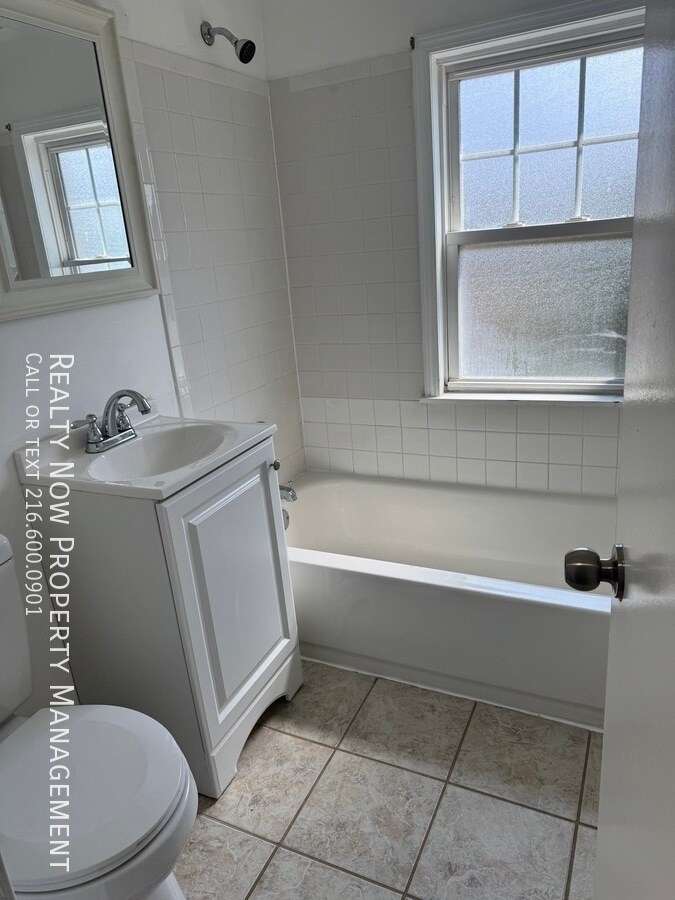 Building Photo - 3373 Colwyn Rd