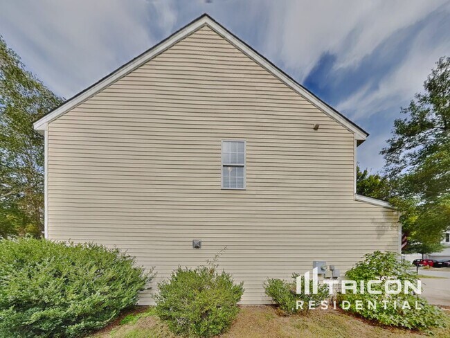 Building Photo - 547 Hay River St