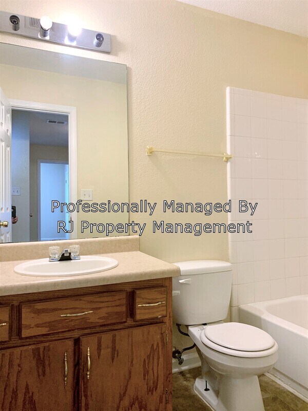 Building Photo - 4847 Royal Run Dr