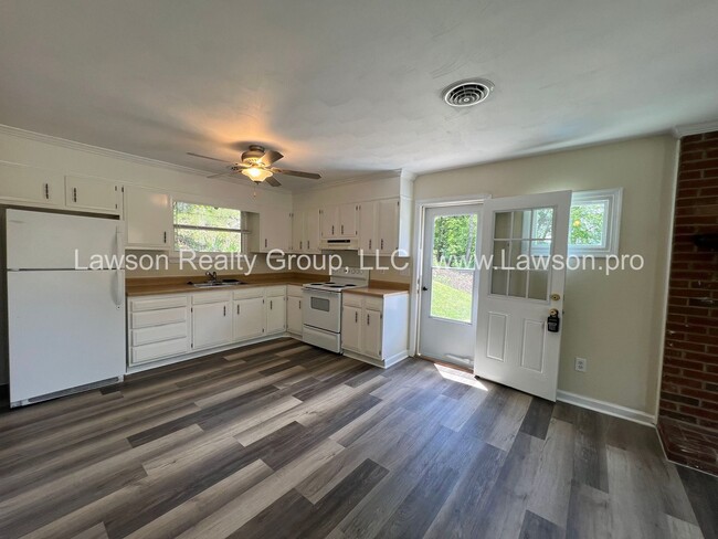 Building Photo - Cozy and Clean on a Cul De Sac-Move In Ready!